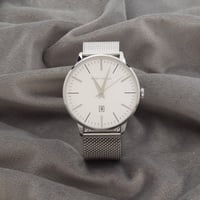 ساعة رجالية باللون الفضي