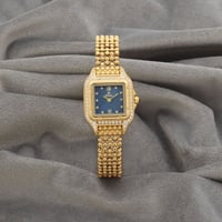 ساعة نسائية باللون الذهبي