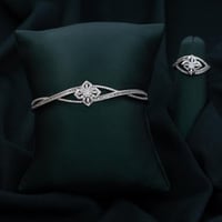 تألقي بإطلالة أنيقة مع سوار Hyperbola العريض المُذ...