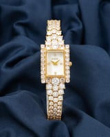 ساعة سهرة مستطيلة انيقة باللون الذهبي