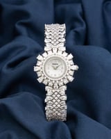 ساعة عصرية سهرات فن هندسي راقي