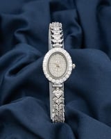 ساعة نسائية متفردة بلون الفضي