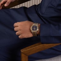 ساعة رجالية باللون الذهبي والفضي