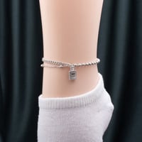 خلخال نسائي باللون الفضي