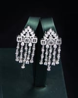 طقم سهرات براق متتناغم باللون الفضي