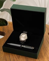 الطقم المكون من قلم وساعه لمسة من الأناقة العصرية...