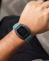 تصميم جريء بخطوط هندسية حادة اخضر