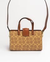 شنطة لون بني فاتح حجم وسط