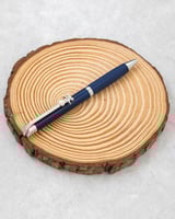 قلم يضمن ثباته وأناقته في كل وقت. معا شعار السيفين...