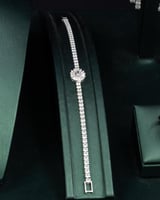 يتميز الطقم بلمعانه الراقي وتفاصيله الأنيقة