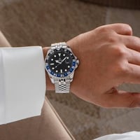 ساعة استيل باللون الفضي..