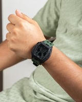 قصة الوقت بأسلوب مبتكر باللون الاخضر