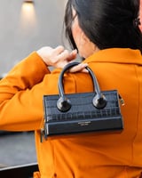 شنطة حجم ميني تصميم كلاسيك باللون الاسود