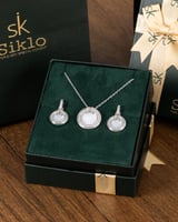 طقم كصفحة من ضوء القمر الساطع