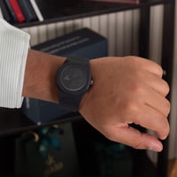 ساعة بنظرة جديدة جريئة بلكربون والنقش العربي واللو...