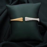 اسوارة نسائية باللون الذهبي