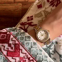 ساعة نسائية باللونين الفضي والذهبي