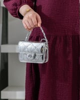 بلمسة ناعمة ولمعان جذاب لطفلتك بحجم ميني