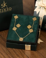 سلسلة وحلق تحمل معاها وعدا بأن الأناقة الحقيقية