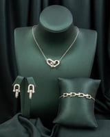 طقم يتميز بوجود 3 قطع ناعمه لامعه ملفته