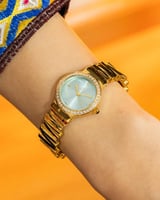 ساعة باللون الذهبي تيفاني