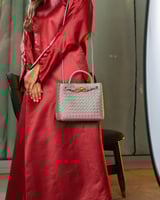 شنطة مميزة وسط رصاصي