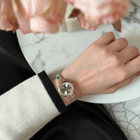 ساعة نسائية حصير باللون الذهبي الفضي