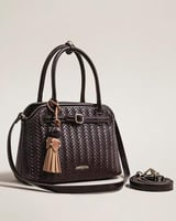 شنطة تصميمها الهندسي باللون البني غامق بلحجم الصغي...