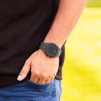 ساعة كربون تتميز بخفتها باللون اخضر غامق زيتي و تف...