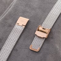 ساعة نسائية بسير حصير ملفت باللون النحاسي والفضي م...