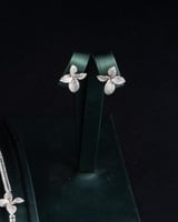 طقم بتصميم أنيق مستوحى من شكل الزهور باللون الفضي