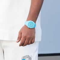 ساعة كربون تتميز بخفتها باللون سماوي و تفاصيلها ال...