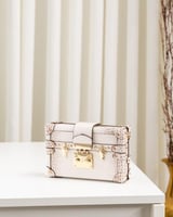 شنطة فاخرة بنقشة ملفتة حجم صغير باللون البيج