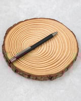 لقلم عندما تمسك به، تشعر بالثبات