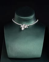 طقم بتصميم أنيق مستوحى من شكل الزهور باللون الفضي