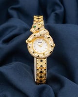 ساعة فاخرة بتصميم استثنائي باللون الذهبي