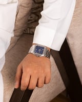 ساعة استيل باللون الفضي ميناء كحلي.