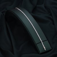 اسوارة نسائية باللون الفضي