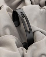 اسوارة رجالية باللون الاسود..