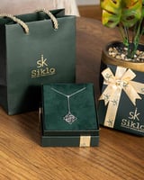 يتميز السلسال بتصميمه المتفرد باللون الفضي