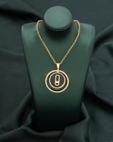 عقد مزين بعدة رموز متدلية مرصعة