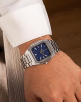 ساعة استيل باللون الفضي ميناء كحلي.