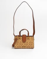 شنطة لون بني فاتح حجم وسط