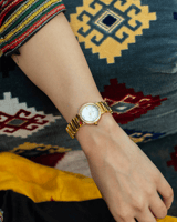 ساعة باللون الذهبي الصدفي