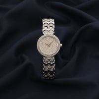 ساعة نسائية باللون الفضي