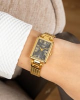 ساعة حصير تخطف الأنظار باللون الذهبي رصاصي