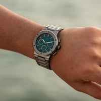 ساعة ستيل باللون الرصاصي