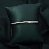 اسوره باللون الفضي تضيف لإطلالتك حضور مميز