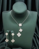 طقم يلتف ساق المصمم بنعومة حول عنقك