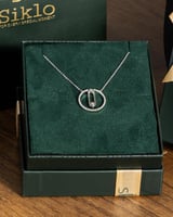 يتميز السلسال بتصميمه المميز باللون الفضي